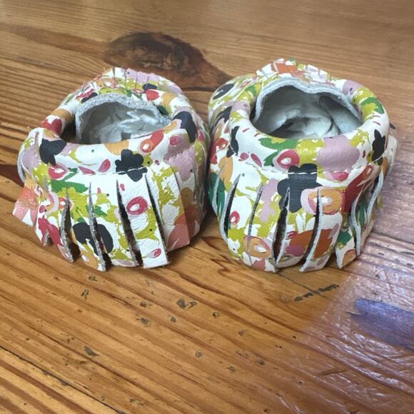 Fresh Produce white colorful floral soft sole baby moccasins SIZE 7 - Picture 3 of 5